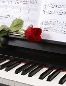 Klavier mit Rose